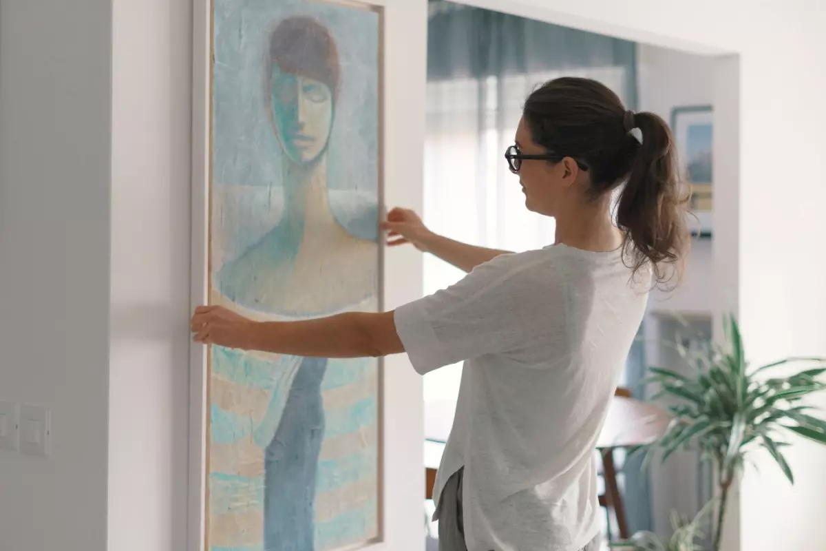 Investor hanging art 